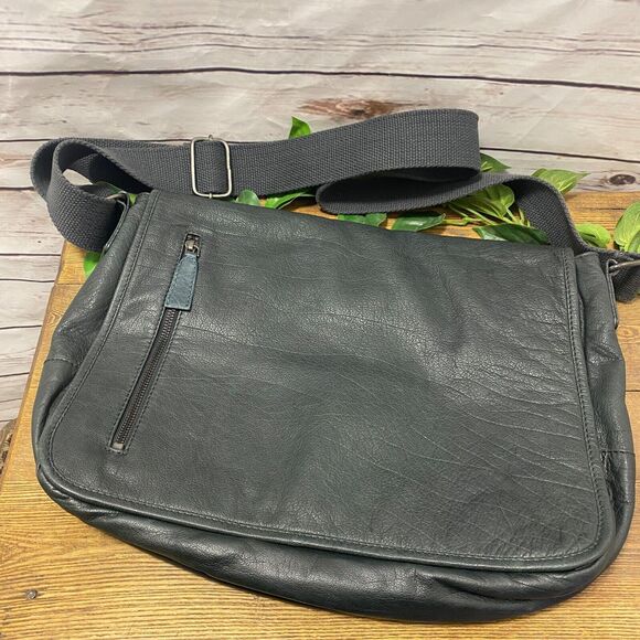 Crate Barrel Soft Leather Messenger Bag Travel Computer Tablet IPad Compartments - Picture 2 of 9